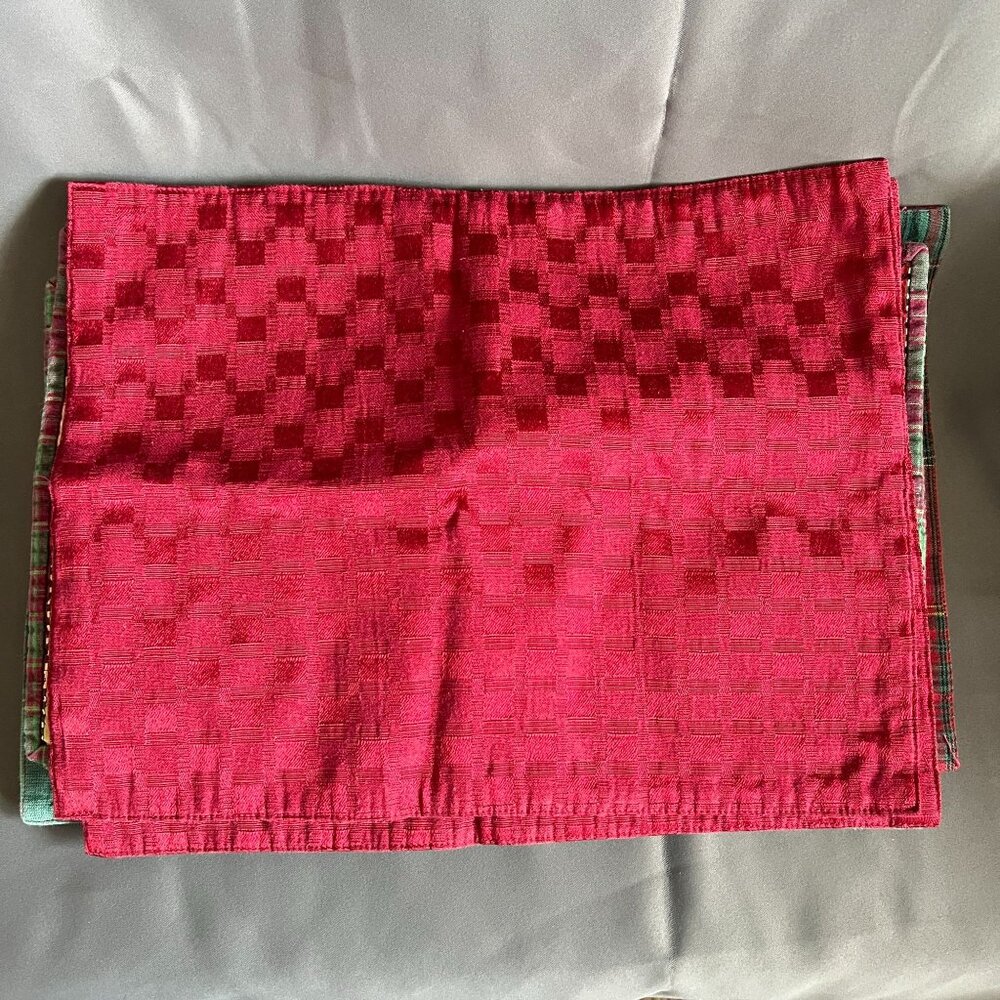Set Of 6 Vintage Holiday Fabric Placemats With Santa Plaid & Textured Red Patter - Picture 4 of 4